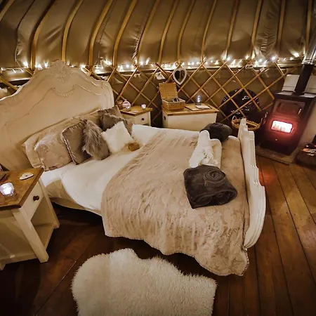 Secret Cloud House Holidays Luxury Yurts With Hot Tubs Cauldon Exterior photo
