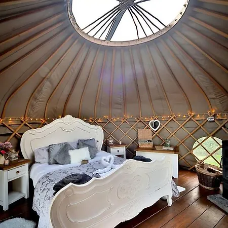 Secret Cloud House Holidays Luxury Yurts With Hot Tubs Cauldon Exterior photo